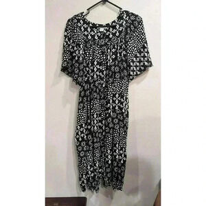 Short sleeve house dress w/ pockets black w/white flowers by Go Softly Patio XL